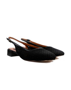 These stylish woven raffia slingback shoes bring a fresh, airy feel to any outfit with their unique woven design. Featuring a comfortable block heel and an adjustable buckle strap, they offer both comfort and fashion. Perfect for casual outings or dressie