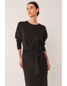 Knitted dress with a nice drape, fitted at the waist by adjusting the drawstring, plus a one side slit. Easy dolman sleeves and round neck it is The perfect combo of comfort and versatility. NM362.
