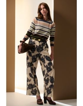 Made from a lightweight printed ramie, the Amara Pants are a modern take on suiting in our exclusive print for Prefall. Style up with a matching set or work back with our knits for a more relaxed feel. STYLE PP5718B.