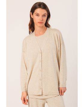This V neck jacket is made of wool knit combined with Seawool yarn. It has a roomy, modern and comfortable fit for everyday wear. RD480 .
