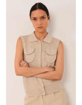 Vest top with ribbed shirt collar and armhole sleeves. Front plastron pockets with flap, and front closure with buttons. It has a soft touch thanks to the silk. RD492.
