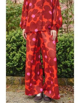An inverted pleat wrap front brings modern structure to the THAT S A WRAP Pant. Crafted in CHARGED UP CHERRY viscose and linen blend twill, this style features a button front fastening, elasticated back waistband, and side seam detailing, finished with a 