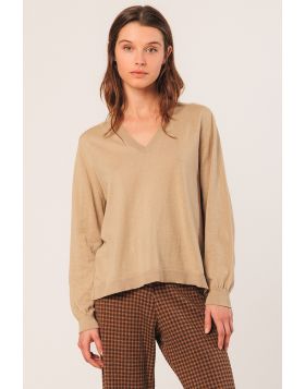 A basic sweater in fine organic cotton, with a V neckline, Dip Hem and long sleeves. Embroidered logo details. You have a wide range of colors to choose from. Layer up or wear on its own, this is sure to keep your best style foot forward.TK495.
