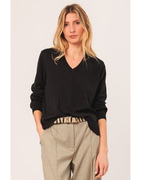 A basic sweater in fine organic cotton, with a V neckline, Dip Hem and long sleeves. Embroidered logo details. You have a wide range of colors to choose from. Layer up or wear on its own, this is sure to keep your best style foot forward.TK495.
