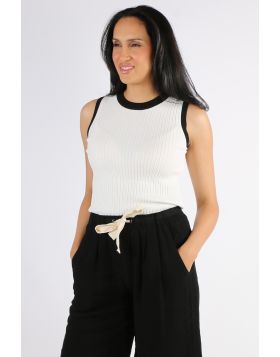 This go to Cassia top by Two by Tow is a perfect one for the season. The ribbed knitted sleeveless top has a round neck and hugs you in all the right places. Style with easy wide leg or tailored pants for an easy look. KN1003.
