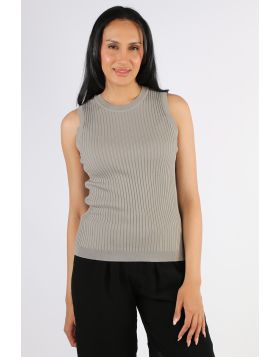 This go to Cassia top by Two by Tow is a perfect one for the season. The ribbed knitted sleeveless top has a round neck and hugs you in all the right places. Style with easy wide leg or tailored pants for an easy look. KN1003.
