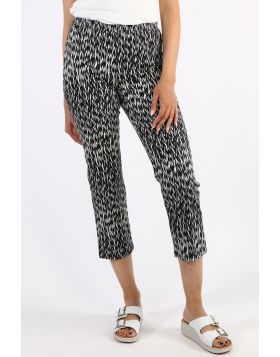 A classic design that promises the utmost in comfort and style, the Lightweight 7/8 Slim Leg Pull On Pants from Vassalli will be a style that you will reach for again and again. Made in a superb cotton blend, this casual wonder will pair with your favouri