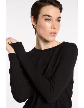 With plenty of built in stretch in a ribbed knit, this Essential Top is a must have for all your winter layering needs. It is regular fit is perfect for sitting back under knitwear and outerwear and is sure to be on your weekly rotation. Offered in three 
