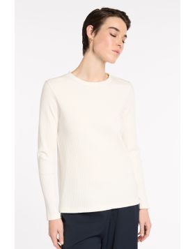 With plenty of built in stretch in a ribbed knit, this Essential Top is a must have for all your winter layering needs. It is regular fit is perfect for sitting back under knitwear and outerwear and is sure to be on your weekly rotation. Offered in three 