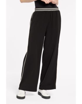 The Traveller Pant is part of our winter travel capsule Collection, combining style with comfort from the contrast stitching and side piping to the ribbed waistband. This lightweight, easy to care for fabric is crease resistant, perfect for those long day