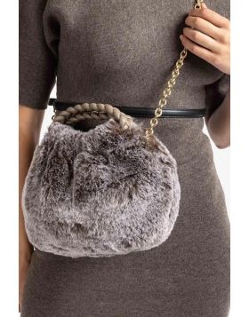The UNISA ZBEN is a stylish faux fur clutch bag featuring a taupe colour blend. It offers versatility with a hand strap and a detachable chain, allowing it to be carried by hand or worn over the shoulder. Secured with a magnetic snap closure, this bag is 