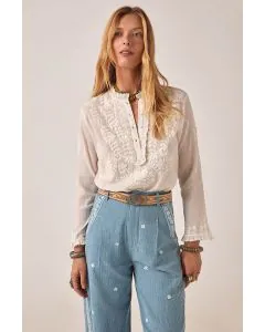 Forever the moment. Embroidered with botanical blooms along the v neckline, this blouse is a must have for anyone building their capsule wardrobe. Designed with a relaxed fit and frilly broderie along the button placket, it pairs exceptionally well with d