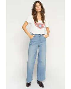 Modern wide leg jeans with a flattering high rise waist. Crafted from soft, stretchy denim that holds its shape while providing comfort. The clean wash and effortless silhouette make them a timeless addition to any denim collection. 177940.
