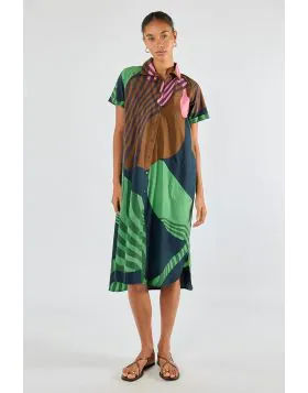 A dress for days where temps are high and you need something easy. This Itami dress is just that and some more. In an overall printed poplin, the dress with A line silhouette, short sleeves and front button closure, makes for a perfect throw on and go. El