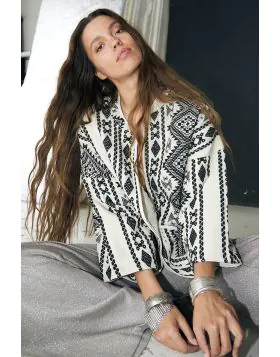 The LuluLL jacket is one of Lollys most beloved bestsellers here in a graphic black and white design. Crafted from a heavy and exclusive quality, it is a statement piece that combines comfort with style. The fit with wide sleeves makes it easy to layer yo