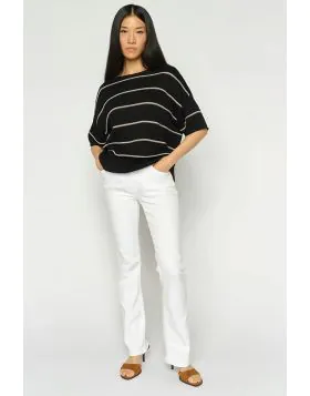 Designed with a flattering bootcut silhouette, these jeans offer a timeless appeal. The classic five-pocket design ensures practicality, while the clean lines create a versatile look that can be dressed up or down. 178560.
