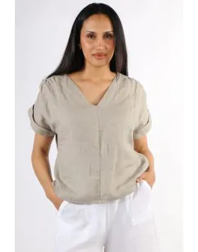 Blueberry top in easy linen vibes. V neck. Short sleeves. With turn back. Boxy style. Tucks from shoulder seam. Sweet top in soft linen. Wear with Blueberry linen trousers to make an easy summer outfit.26200.
