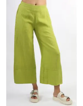 An easy pant for the season that keeps you cool and stylish even on your days off. In a 100% linen, the wide legged pants have an elastic waist that sits perfectly at your waist. Style these palazzo pants with a tee or shirt look and sneakers for a stylis