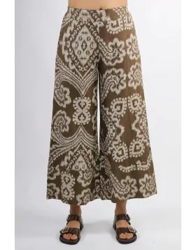 An easy pant for the season that keeps you cool and stylish even on your days off. In a 100% linen with an overall Batik Inspired Print, the wide legged pants have an elastic waist that sits perfectly at your waist. Style these palazzo pants with a tee or