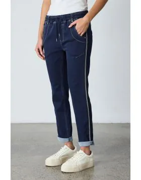 Comfort and Style meet and have created a beautiful pull up jean that is super comfy to wear and washes so well. Thinking of what to wear on the next plane trip? These will be the answer. Casual jean with elasticated waist and adjustable drawstring tie. N