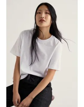 We have given the Copseland T shirt a boxy fit and comfortable ribbed neckline. Made from soft organic cotton jersey in beautiful Cornish colours, it is a wardrobe staple you wll find ways to style every day. Designed with a slightly shorter length to loo