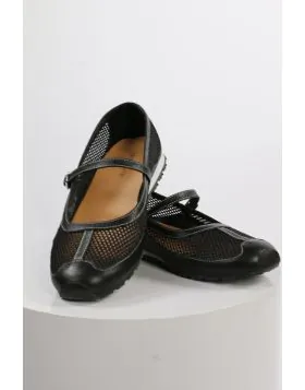Refresh your modern wardrobe with these timeless flats from Diana Ferrari. The mesh top with leather bottom keeps your best fashion foot forward. AVAH s everyday style is effortless and versatile, perfect for work and the weekend.
