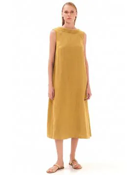 This is an extra chic A line maxi dress, with linen collar that falls over the V shaped back and ending to a knot, that adds sophistication to this minimal dress. DRS6215.
