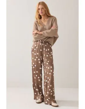 Trousers in a supple Ecovero fabric with an irregular, cloudy polka dot print on a blended fabric for a flowy effect. They have an elasticated waistband, inset pockets and contrast piping along the side seams.Ecovero fabric, Wide legs, Cloudy polka dot pr