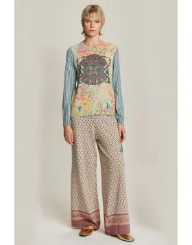 A versatile, artistic essential, the Emerta Niki Knit Top combines a luxurious blend of cashmere, cotton, metallic, and wool for a soft, polished feel. Its rounded neck, pullover style, and long sleeves make it effortless to pair with wide leg pants or yo