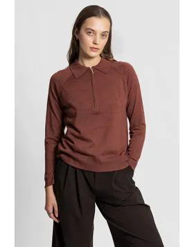 Premium 100% Australian Merino wool quarter zip knit. This heritage piece is a sell out favourite for good reason combining classic design with the luxurious performance of Australian Merino Wool, it s a must have essential for a polished, cozy wardrobe. 