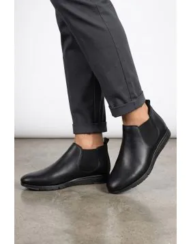 this fusion urban boot offers a sleek, minimalist aesthetic combined with all day comfort for the modern professional. These black leather Chelsea style low rise boots feature a flexible sole and elastic side panels that ensure a perfect fit for any urban