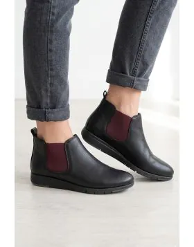 this fusion urban boot offers a sleek, minimalist aesthetic combined with all day comfort for the modern professional. These black leather Chelsea style low rise boots feature a flexible sole and elastic side panels that ensure a perfect fit for any urban