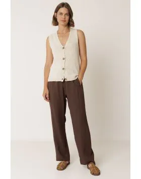 A comfortable, flowy pant, ideal for both relaxed looks and more pulled together outfits. The adjustable waistline and the fabric s soft drape make these perfect for even the busiest of days. NM290.
