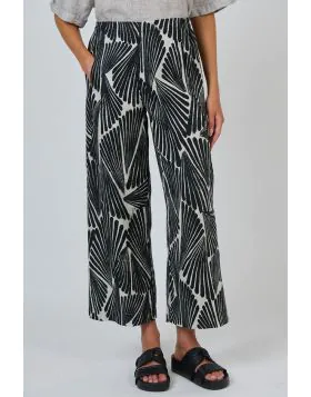 These Palazzo Pants by Naturals is a full length, wide leg pant featuring two front pockets. Made from 100% breathable linen, this is a tailored look that pairs with just about anything, from a cosy sweater to a loose fitting shirt. Gathered detailing at 