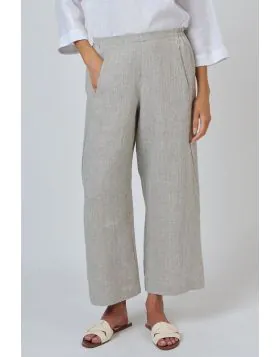 GA398 is a full length, wide leg trouser featuring two front pockets. Made from 100% breathable linen, this is a tailored look that pairs with just about anything from a cosy jumper to a loose fitting shirt. Gathered detailing at the back waistband offers