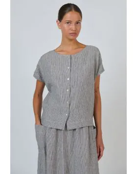 A breath of fresh air for your closet, the GA504 offers a relaxed fit that effortlessly flatters the figure. With its 100% linen fabric and easygoing design, featuring a round neckline and short sleeves, it is the perfect top for warm days. Pair it with a