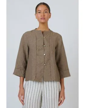 A timeless layering piece crafted from breathable linen, this jacket blends relaxed tailoring with effortless versatility. Not your average linen shirt. This GA687 features a collarless mandarin neckline and a textured quilted-panel placket with buttons f