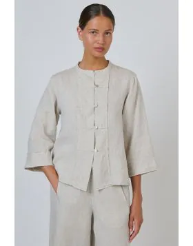 A timeless layering piece crafted from breathable linen, this jacket blends relaxed tailoring with effortless versatility. Not your average linen shirt. This GA687 features a collarless mandarin neckline and a textured quilted-panel placket with buttons f