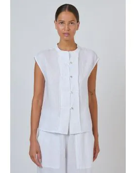 Minimal with a quietly interesting twist. This GA688 sleeveless linen top features a rounded collarless neckline and a textured quilted-panel placket with buttons, set into a relaxed, boxy fit with extended cap shoulders. The clean yoke detail at the back