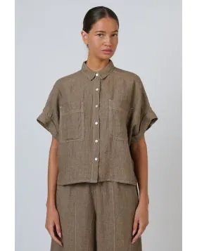 Casual refinement with practical details. This GA723 shirt features a classic collar, button-front closure, and two patch pockets. The oversized boxy fit with cuffed short sleeves in breathable linen creates a relaxed yet polished look that works beautifu