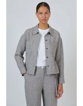 Your new throw on and go layer. This GA732 cropped linen jacket is crafted in a classic pinstripe and features a relaxed shirt collar, tonal button fastening down the front, and two generously sized patch pockets. A structured back yoke and button cuff lo