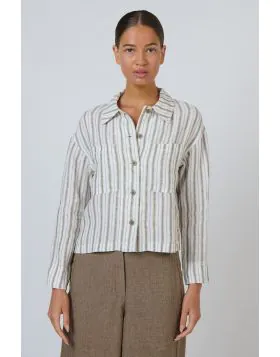 Your new throw on and go layer. This GA732 cropped linen jacket is crafted in a classic linen and features a relaxed shirt collar, tonal button fastening down the front, and two generously sized patch pockets. A structured back yoke and button cuff long s