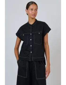 Utility meets ease, without trying too hard. This GA734 poplin shirt features a clean mandarin collar, button placket, and two buttoned chest pockets, set into a boxy silhouette with short cap sleeves finished with a neat turn up cuff. A clean back yoke a