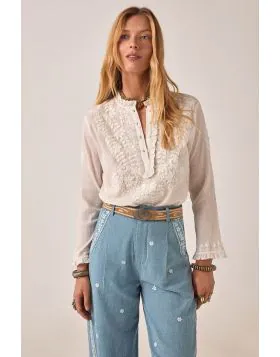 Forever the moment. Embroidered with botanical blooms along the v neckline, this blouse is a must have for anyone building their capsule wardrobe. Designed with a relaxed fit and frilly broderie along the button placket, it pairs exceptionally well with d