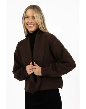 The Liana Cardi is back. She is a stylish addition to any winter wardrobe, keeping you lovely and warm all season long. Liana offers a nice change from a jacket or coat that can cover everything and take over your whole look. The complementary detachable 
