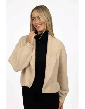 The Liana Cardi is back. She is a stylish addition to any winter wardrobe, keeping you lovely and warm all season long. Liana offers a nice change from a jacket or coat that can cover everything and take over your whole look. The complementary detachable 