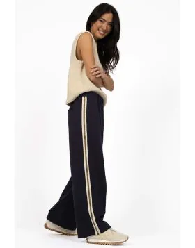 A modern track inspired pant with a polished twist but is built for comfort. The Roca Pant features signature branded tape detailing down the side seam and is cut from a soft, high quality jersey blend that moves with you and offers and elevated finish. D
