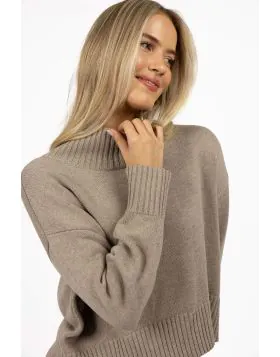 The Sera Jumper is a fresh take on a classic knit and will suit a great range of body shapes. Crafted from 100% cotton, it features a clean mock neck ribbed neckline and a relaxed silhouette. This piece has been shaped to sit higher at the front and lower