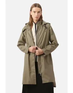 A feminine A shaped under knee raincoat in loose fit. The hood is detachable and is attached by a weather proof strap in artificial leather. The style features side pockets with flaps, fancy slits in side seams with press buttons, button closure at wrist 