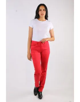 The Style SHAKIRA is a favorite for women. Rounded off with sneakers or ankle boots, the five pocket pants are perfect for creating combinations. The slim fit womens pants impress with a slim leg and a regular waist. The elaborate pocket design gives the 